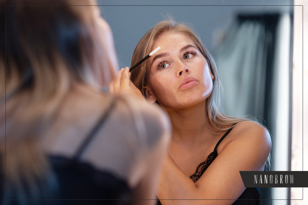 ¿Cómo se pone la máscara de cejas?